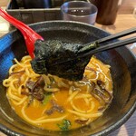 Yokohama Ie Keira Mensangen - 麺を海苔で巻いて食べる