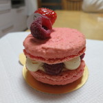 ローズ風味マカロンのケーキ（横から）