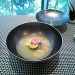 鮨あんりえるるかん - お椀（真鯛の桜虫蒸し　えんどう豆のすり流し）