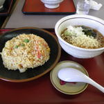 山田うどん - チャーハンと冷やしたぬきそば。そばは+110円でラーメンにもできるが、そうすると中華料理店だ！