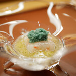 美会 - とうもろこしの甘みを最大限に感じるジュレ、そこに絡むように吸い付く食感のボタンエビがとうもろこしの甘みより濃厚に伝える。 追いかけてくるレモングラスの爽やかな香りも出汁の旨みに乗せて味わいをつくる。