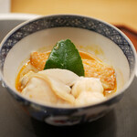 美会 - ●和風トムヤムクン
      キンキ、蛤、オニテナガエビ、松茸 オニテナガエビは温泉で陸上養殖されている世界最大のテナガエビ。