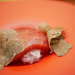 美会 - 押し寄せる鮪の甘みと旨味。しっとりと馴染むえんみが実に心地よく味を広げる。 この一皿のためだけに仕入れるやま幸の鮪です。