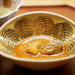 美会 - マッサマンカレー/別名：世界一美味しいカレー
      頬肉と海老芋を具材に、スープカレーのようにご飯に馴染みながらもコクのある旨辛な味わい。