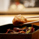 美会 - カリッとした表面を破ると鶏肉のようなジューシーな脂は甘みで溢れ、衣のスパイシーさと混ざって、後味の痺れすら美味さ引き立つ！ ここに合わせるアルザスの白ワインが絶妙なセレクト。