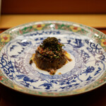 美会 - ●和牛ナムトック
      カイノミとサーロインのハンバーグにタイのハーブ野菜、そしてキャビアを添えて。