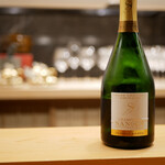 美会 - シャンパーニュ　グラン・クリュ　トリアングル・ミネラル 2011
      最低でも50か月瓶内熟成を経て出荷されます。