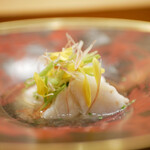 美会 - ほろりとやわらかなクエ、お出汁はハーブの香りにえんみが響く招きやすさ。パクチーが香りとピリッとした辛味で味わいを立てる。