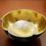 美会 - ●カノムピアックプーン
      タイ風のクズ寄せ。パンダンリーフに小豆のソースを使い、抹茶未使用ながら、落ち着いた甘さで和のデザートを演出。