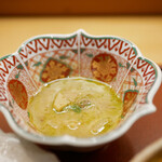 美会 - グリーンカレー
      九州の猪肉を使い、マッサマンとは一味違った旨味がしっかり詰まった〆のカレー。