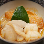 美会 - いつものトムヤムクンとは全く違った旨みスープ。キンキとオニテナガエビが素晴らし出汁を広げ、それぞれの味わいが引き立つ辛味は心地よく響く。 オニテナガエビのミソが美味しいエッセンスを加えている素晴らしいお椀。