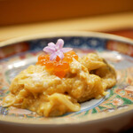 美会 - ふわふわでエアリーな玉子は綺麗な甘さで、イクラの上にはニラの花を添えて。