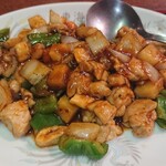 東海酒家 - 鶏肉の唐辛子炒め