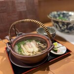鮮魚と鰻 清流満月 野毛 - 二皿目は、鶏ときのこの土瓶蒸し