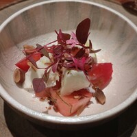 マジカメンテ - モッツァレラチーズとトマト、桃のサラダ。味も見た目もデザートのよう。