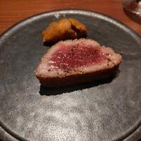 マジカメンテ - マグロのロースト。プチプチの白ごまの食感と香ばしさが最高。