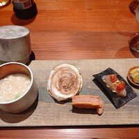 マジカメンテ - ピッコラガストロノミア。左から缶入リゾット、穴子のロートロピアディーナ（巻いた穴子の下に薄いピアディーナ）、トンノデルキアンティ、縞エビのタルターラ(海苔みたいに見えますが)、生シラスのタルトレット