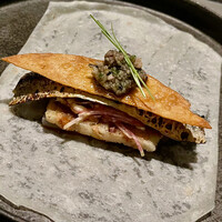 VELROSIER - ⑥秋刀魚と大根
                      〜北京ダックの皮に、柔らかな大根、蓮根餅、紅芯大根、マヨおろしに秋刀魚のコンフィ。山椒風味の秋刀魚ツミレをのせて巻いて頂きます。
                      