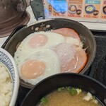 Yoshinoya - 目玉焼きが半熟とろとろ……　ご飯に乗せてグチャグチャするのが、最高〜＼(^o^)／