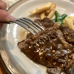 プチレストラン 吉亭 - 極限まで薄くスライス　焼き加減はウェルダンのみ　今までのステーキのイメージを覆されました