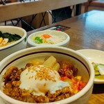 焼肉徳寿 - ハーフ丼&ハーフメンセット(￥957)。牛すじ煮込み丼と塩海鮮ラーメン！