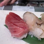 立食い寿司 根室花まる - 中トロ、つぶ貝