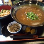 Mine Hachi - 京風カレーうどん みね八の牛スジ煮込カレーうどん890円とキツネ小丼250円（12.08）