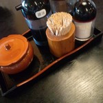 Mine Hachi - 京風カレーうどん みね八の卓上調味料（12.08）