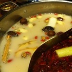 中国火鍋専門店 小肥羊 - 辛味がない薬膳スープ（左）