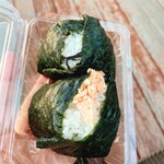 おにぎり屋 はるみ - 手前／しらすサーモン、奥／しそひじき