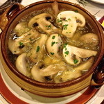 カサ・ベリヤ - マッシュルームのオリーブ油焼き（￥840）油がグツグツと煮立ったままテーブルに運ばれてきます。2 de mayo de 2013