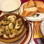 カサ・ベリヤ - マッシュルームのオリーブ油焼き（￥840）パンを残った油につけて食すとまたsabroso！！スプーンでオリーブオイルを頂くとまた美味です！2 de mayo de 2013
