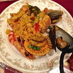 カサ・ベリヤ - スペイン釜飯（パエージャ）（￥3570）お店の方から綺麗にお皿に取り分けて頂けます。2 de mayo de 2013