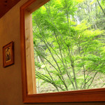 アンドシングス ハチガハナ - 窓から見える緑の美しさはまるで絵画のよう