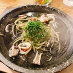 Honkaku Ishiyaki Nama Pasuta No Omise Motti-Pasta - ヤリイカと大葉のイカ墨ペペロンチーノ1,680円