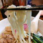 横須賀中華 コミネ - 麺リフトをマネしたら、ピンボケした。