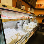 Denempurazapuremiashoppu - ◎販売しているチーズは「ブッラータ」「ストラッキーノ」「リコッタ」「モッツァレラ」の4種類。ソーセージも販売。