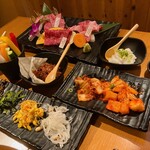 Yakiniku Nanatsuboshi - 食べるラー油、ナムル四種盛、キムチ二種盛、七つ星パリパリサラダ（野菜スティック）、本日の黒毛和牛三種