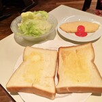 珈琲美学 アベ - バタートースト、プレーンオムレツ、レタスサラダ