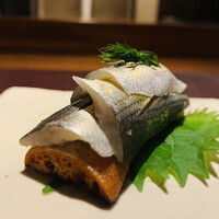 アカ - ② トマトを練り込んだ生地、ビネガーで和えた小肌、大葉