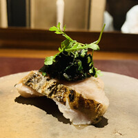 アカ - ① 明石産の鰆の5日寝かせ薪火炙り+金時草のシェリービネガー和え