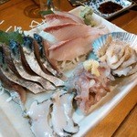 宵 - 刺身盛合せ（ヒラマサ、シメサバ、アワビ、アジ、イカ）