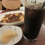 バックポートカフェ - セットのアイスコーヒーと、白桃のシロップ漬け