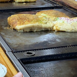 Okonomiyaki Yamadaya - 鉄板の縁が立っているのです！