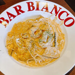 BAR BIANCO - 海老とカボチャのトマトクリームソース①
