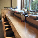 Sobato Nihonryouri Kyou - 立派な木製一枚板のカウンター席。飾ってある器は、個人的にはない方が良いかと。