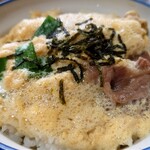 Asahiya - ◯他人丼
                        上には泡立てられた卵とじした牛肉と
                        その上には生の泡泡玉子が掛けられているのだろう。
                        
                        汁は前に食べたことのあるカツ丼よりも
                        更に甘めな醤油出汁汁となる