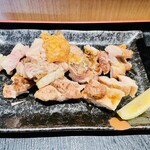 凪海 - 鶏肉量多めで充分、程よい塩加減でご飯とビールにも絶対合うヤツ。家では胸肉ばっかなので柔らかもも肉は旨かったな。カットレモンが嬉しい。