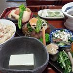 尚古 - 【2013年4月ランチ撮影】まず提供される、玄米ご飯、旬の野菜を使ったおかず、蕎麦豆腐が盛り合わさったワンプレート