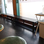 ジャンクガレッジ - 店内のウェイティングスペース